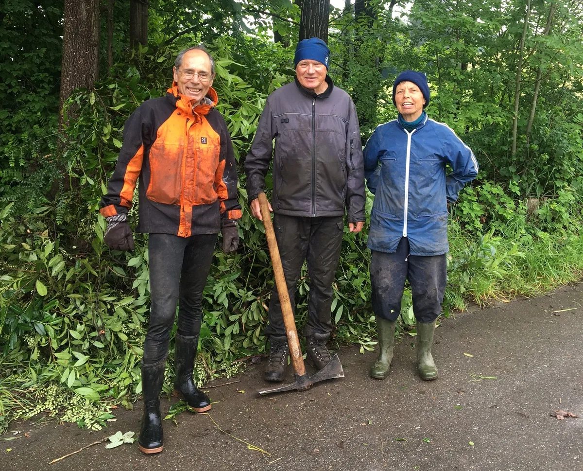 Edith Küpfer (rechts) mit zwei Kollegen vom NVV bei einem Einsatz beim Mühleweiher.